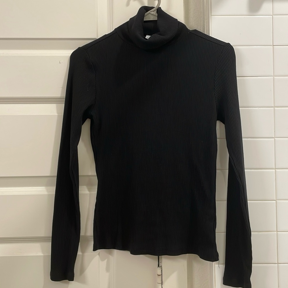Black ribbed long sleeve turtleneck shirt from Old Navy.